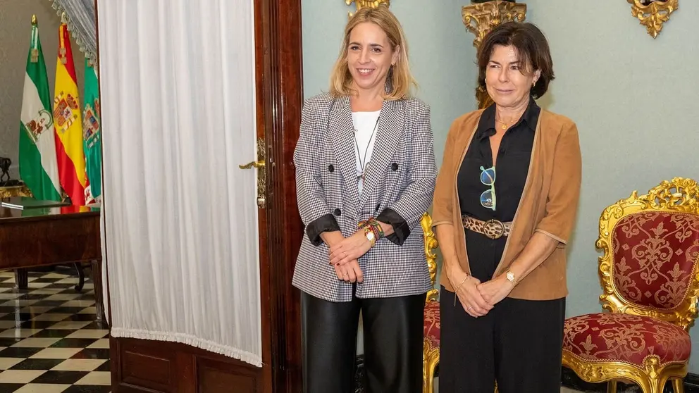 La presidenta de la Diputaci&oacute;n de C&aacute;diz, Almudena Mart&iacute;nez, junto a Carmen L&oacute;pez, de Autismo C&aacute;diz