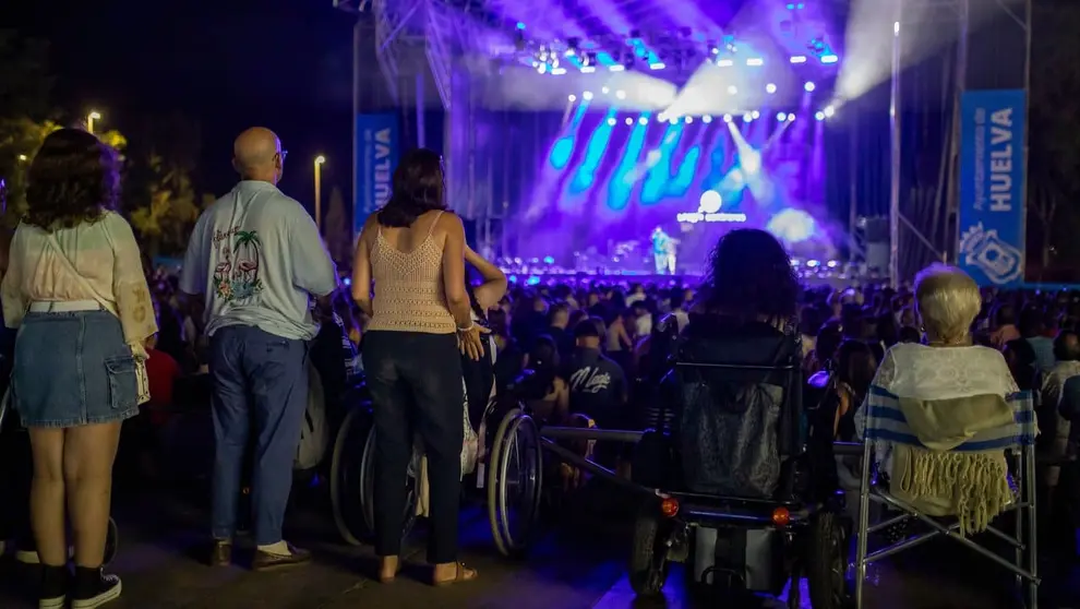 Las personas con discapacidad est&aacute;n disfrutando a tope de los espect&aacute;culos de las Fiestas Colombinas en Huelva
