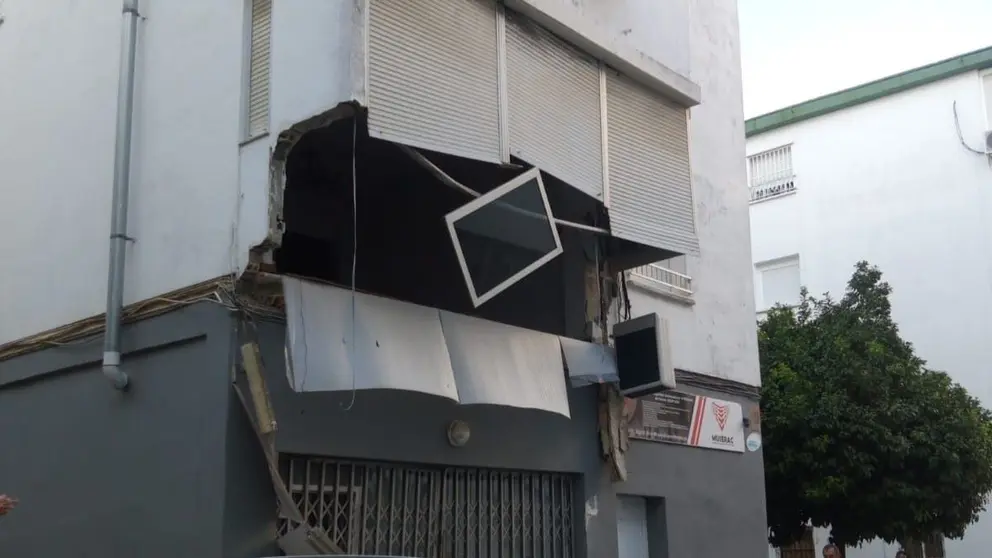 Balc&oacute;n derrumbado en la barriada de Icovesa