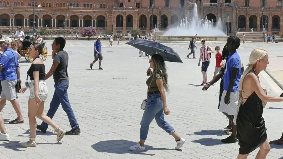 Turistas internacionales pasean por la plaza de Espa&ntilde;a de Sevilla