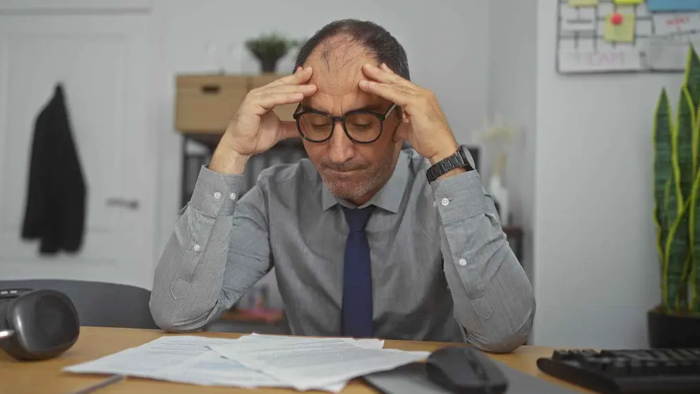 Un pensionista revisa su pensi&oacute;n de la Seguridad Social