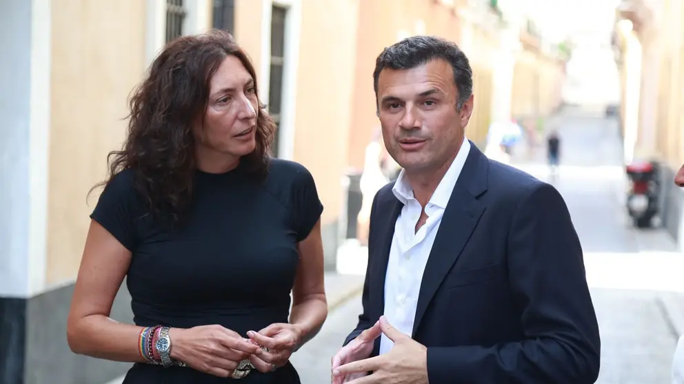 La consejera de Asuntos Sociales, Loles L&oacute;pez, junto al alcalde de C&aacute;diz Bruno Garc&iacute;a | Cristo Garc&iacute;a