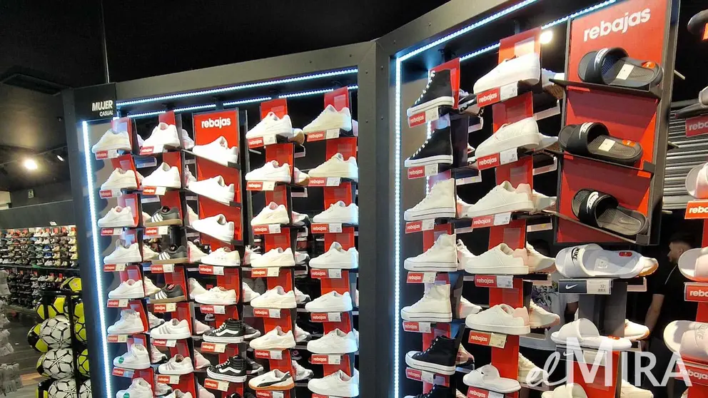 Zapatillas expuestas en tienda Sprinter, Jerez