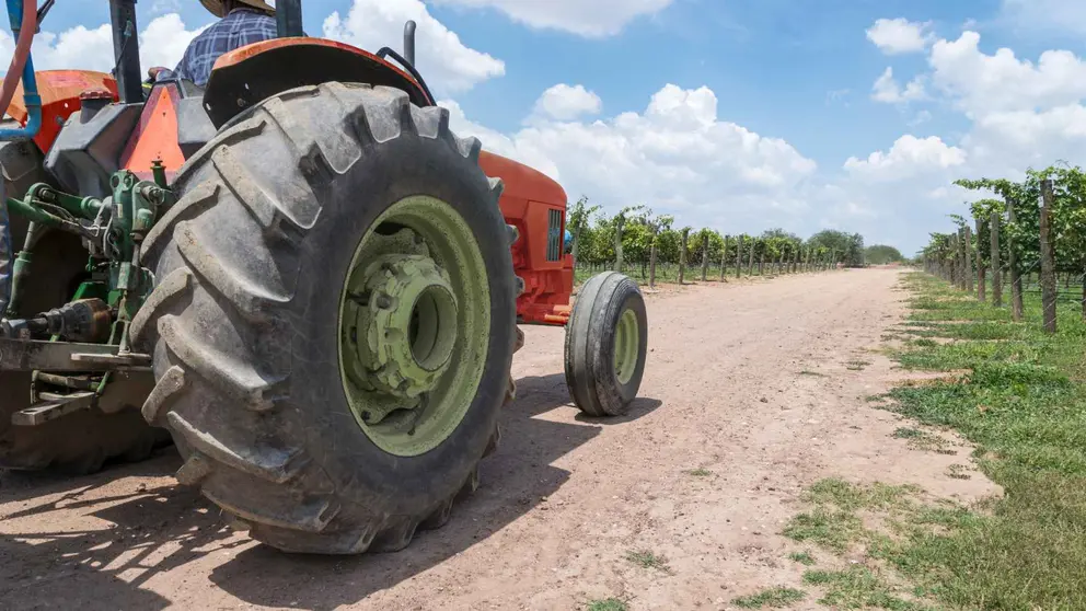 Un tractor en el campo