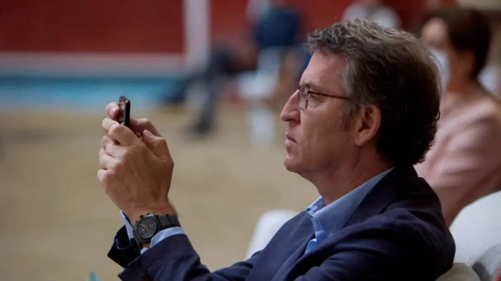 N&uacute;&ntilde;ez Feij&oacute;o con su tel&eacute;fono inteligente