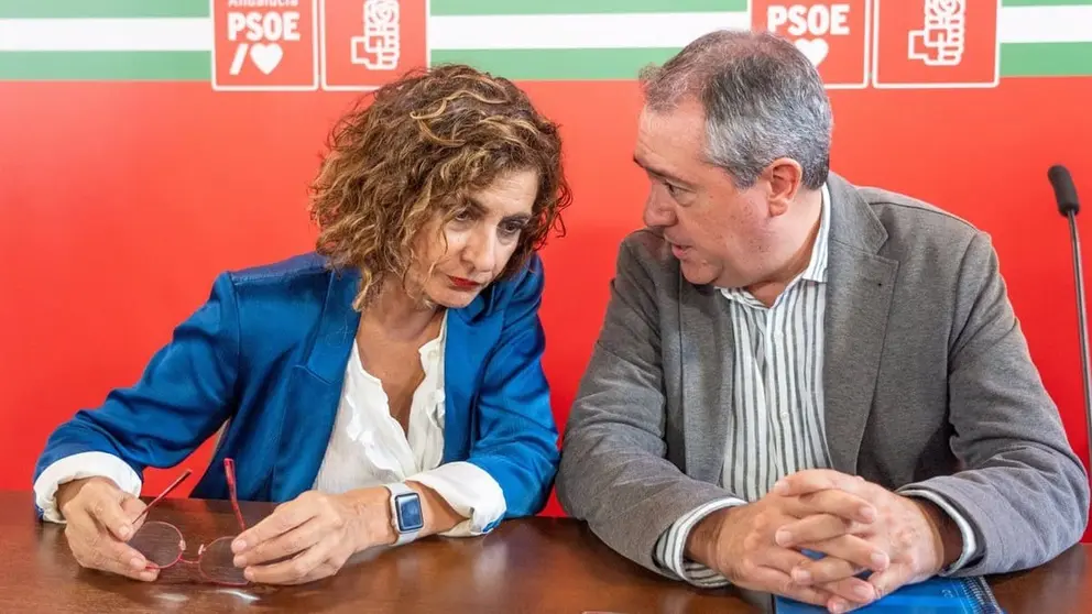 Mar&iacute;a Jes&uacute;s Montero, junto a Juan Espadas