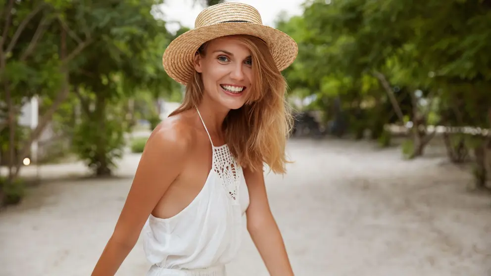 Mujer joven en fiesta ibicenca en verano