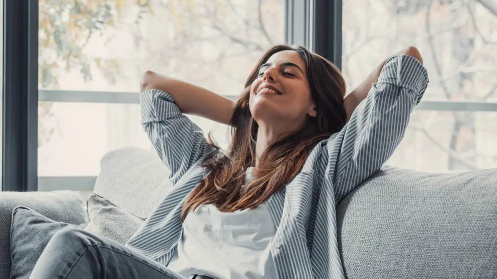 Mujer descansa y disfruta del aire acondicionado