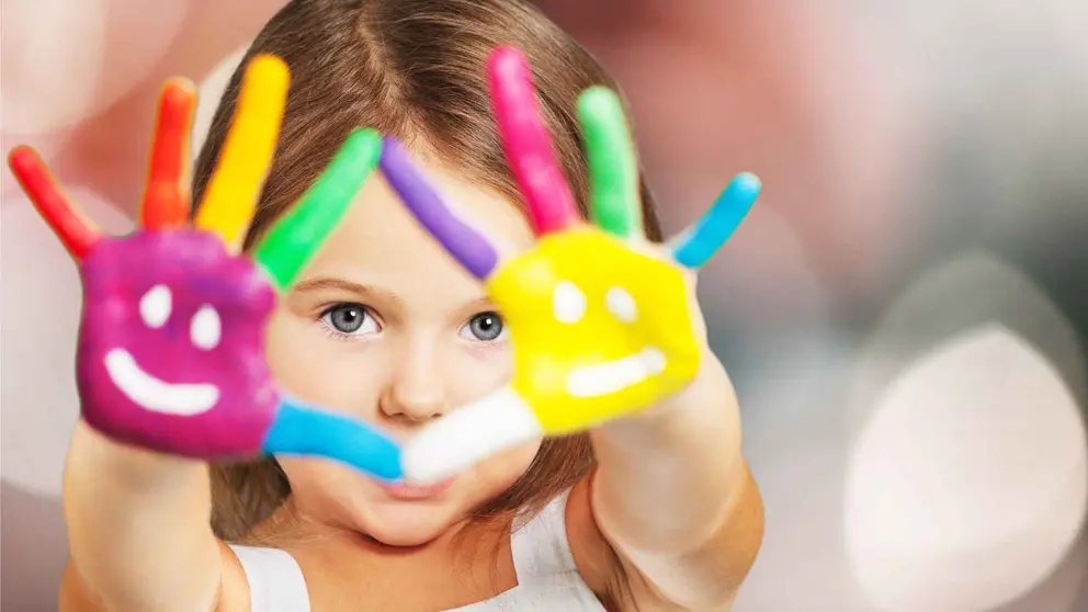 Una ni&ntilde;a con las manos llenas de pintura