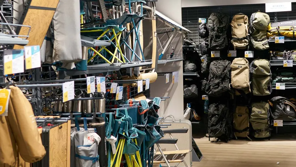 Interior de una tienda Decathlon