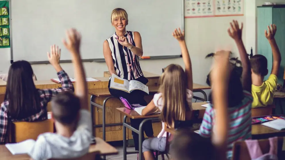 Una profesora imparte clases en un centro educativo
