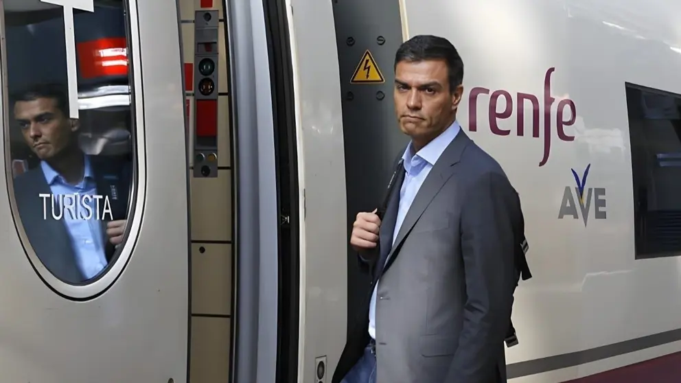 Pedro S&aacute;nchez sube al AVE