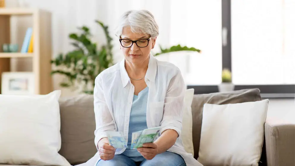 Una pensionista recibe la nueva paga extra de la Seguridad Social