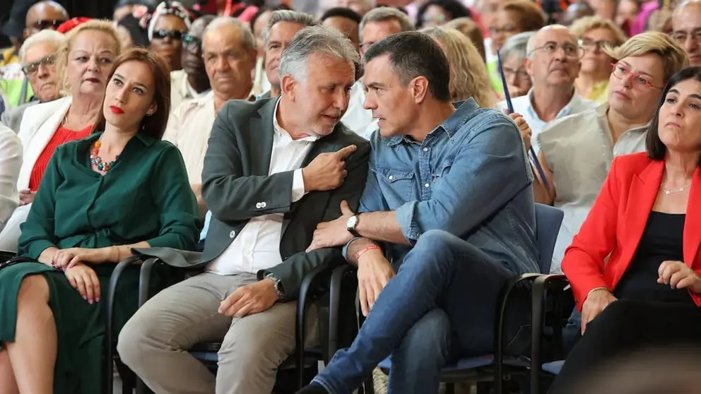 El presidente del Gobierno, Pedro S&aacute;nchez, junto al ministro de Pol&iacute;tica Territorial, &Aacute;ngel V&iacute;ctor Torres