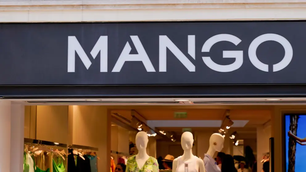 Entrada de tienda de moda de mujer Mango