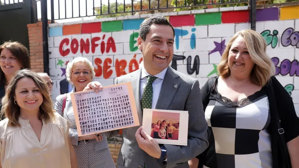 Juanma Moreno vuelve a apostar por la educaci&oacute;n