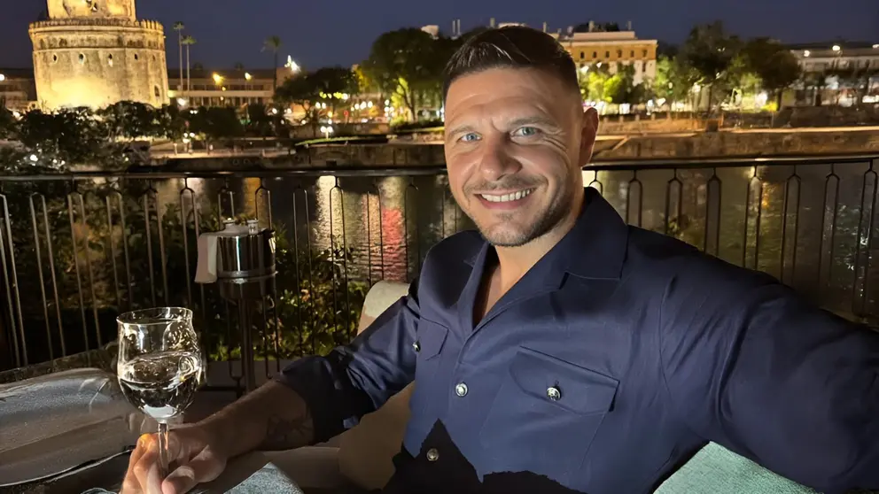Joaqu&iacute;n en un bar de Sevilla junto al r&iacute;o Guadalquivir