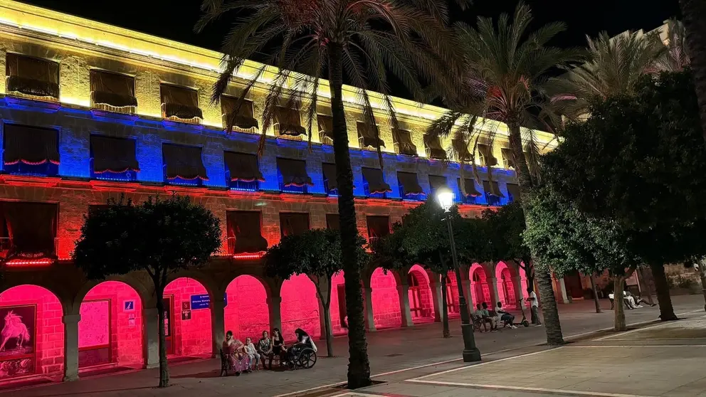 La plaza del Arenal de Jerez, iluminada con los colores de la bandera de Venezuela | Cristo Garc&iacute;a
