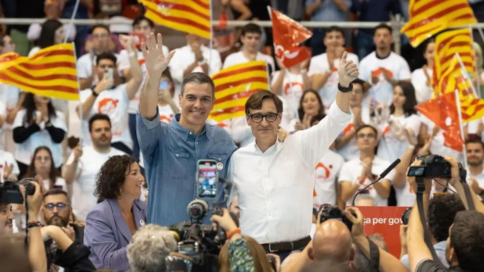 Pedro S&aacute;nchez, junto al presidente de la Generalitat Salvador Illa