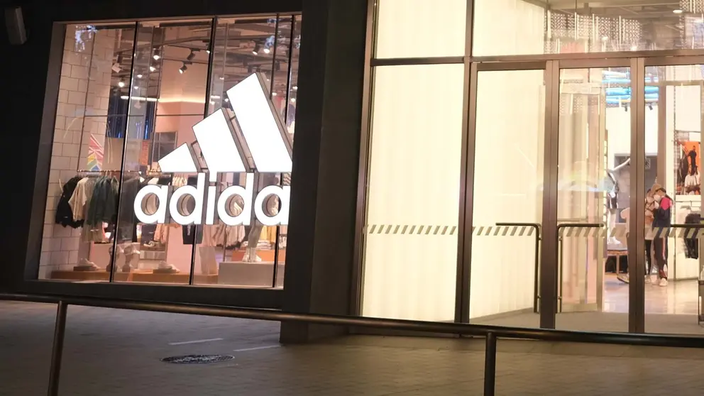Tienda de Adidas - Escaparate y entrada