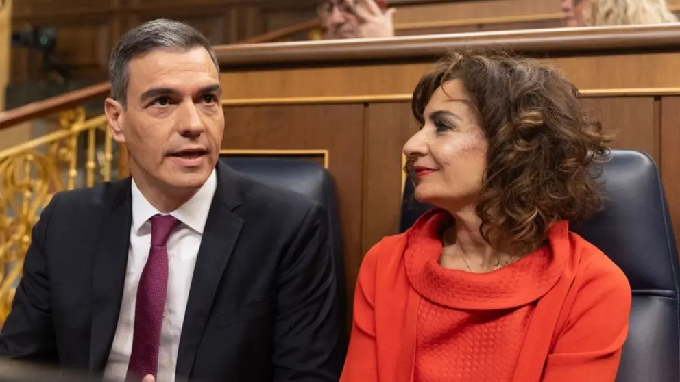 Pedro S&aacute;nchez, junto a Mar&iacute;a Jes&uacute;s Montero en el Congreso de los Diputados