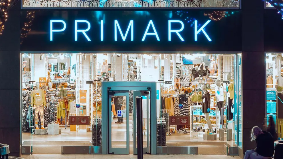 Escaparate y entrada de tienda Primark