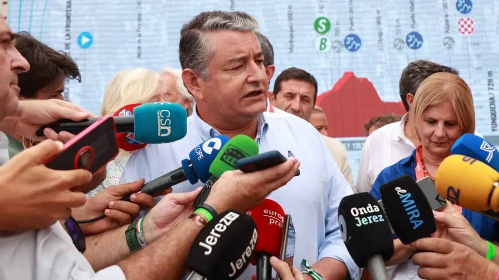 El consejero de Presidencia, Antonio Sanz, en la salida de La Vuelta en Jerez | Cristo Garc&iacute;a