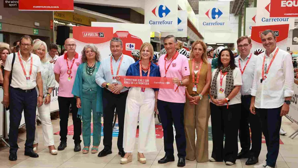 Mar&iacute;a Jos&eacute; Garc&iacute;a-Pelayo, junto a Almudena Mart&iacute;nez y Antonio Sanz, en la salida de la sexta etapa de La Vuelta en Jerez | Cristo Garc&iacute;a