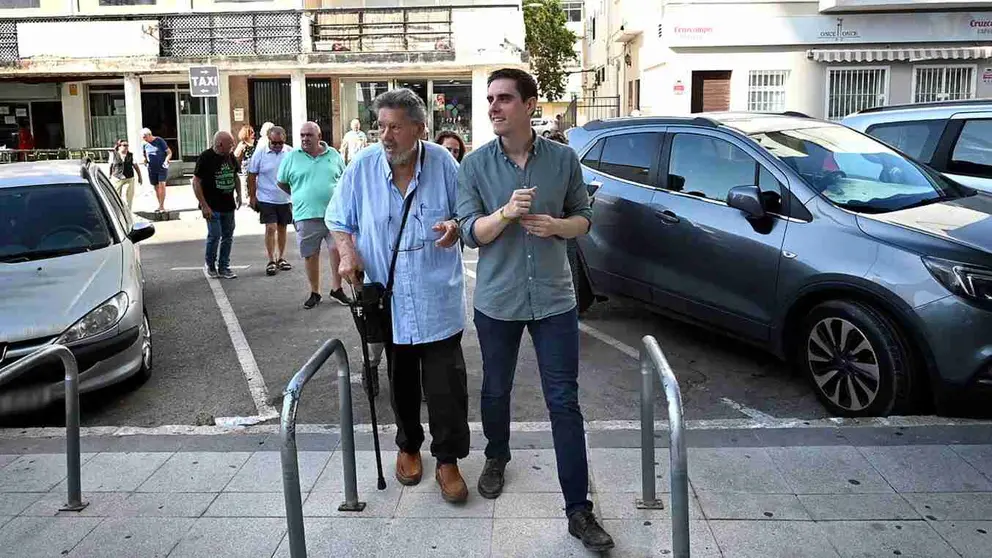 Visita de Jaime Espinar a la barriada de Icovesa