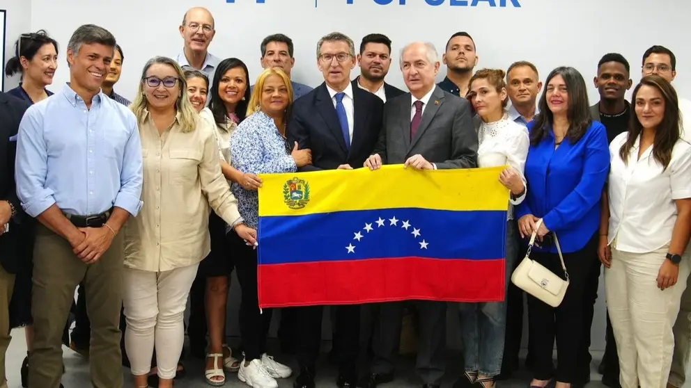 N&uacute;&ntilde;ez Feij&oacute;o posa con la oposici&oacute;n democr&aacute;tica venezolana