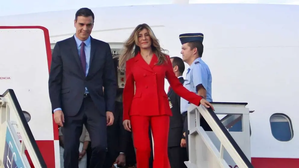 Pedro S&aacute;nchez y Bego&ntilde;a G&oacute;mez bajan del Falcon presidencial