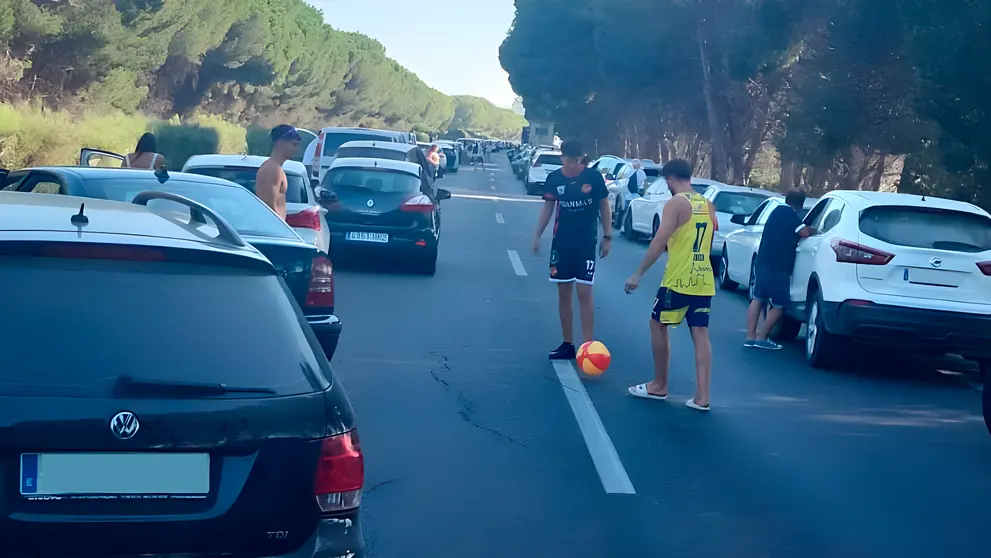 Partidito de f&uacute;tbol en la AP-4 | @jsanchezhachero