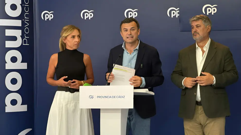 Bruno Garc&iacute;a, junto a la secretaria general, Almudena Mart&iacute;nez en la sede del PP de C&aacute;diz | Rafa Dom&iacute;nguez