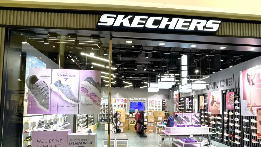 Escaparate de tienda de calzado y moda Skechers