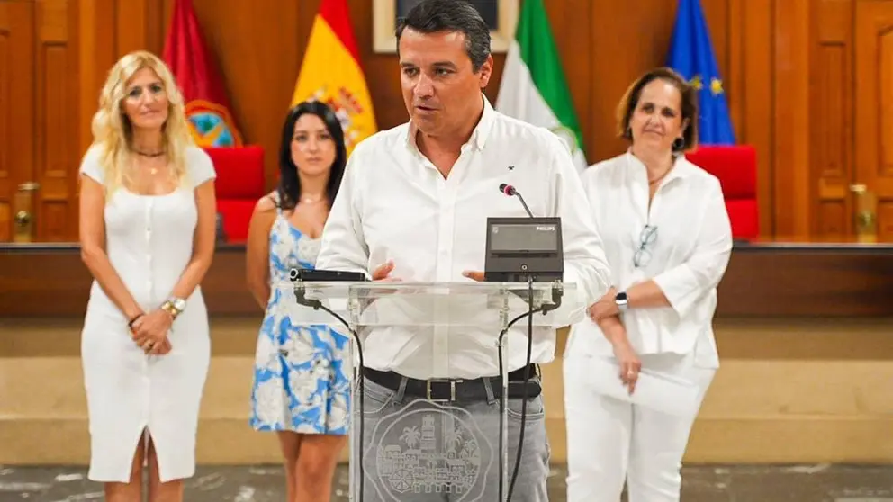 El alcalde de C&oacute;rdoba, Jos&eacute; Mar&iacute;a Bellido, en el centro de la imagen
