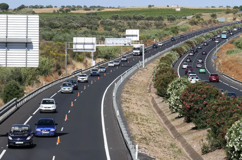 
<p>   HUELVA, 26 (EUROPA PRESS)</p>
<p>   La alcaldesa de Huelva, Pilar Miranda, ha enviado una carta al ministro de Transportes y Movilidad Sostenible, &Oacute;scar Puente, en la que transmite el "profundo malestar de los onubenses" por el cierre de uno de los carriles de la A-49 en sentido Huelva durante el verano y ha pedido que se mantengan abiertos los dos carriles los fines de semana.</p>
<p>   Por ello, le pide que, "si la v&iacute;a es insuficiente para cubrir las necesidades del tr&aacute;fico actual, la respuesta debe ser la inversi&oacute;n en la construcci&oacute;n de un tercer carril y no castigar a los onubenses al limitar el acceso a la provincia durante el verano", ha explicado en una nota.</p>
<p>   Miranda le ha se&ntilde;alado en su escrito que "como alcaldesa de Huelva le transmito la incomprensi&oacute;n e indignaci&oacute;n que sufrimos los onubenses con el trato discriminatorio que desde el Ministerio de Transportes y la DGT se realiza de forma sistem&aacute;tica a nuestra provincia. Son miles los onubenses que cada fin de semana de verano se ven afectados por la eliminaci&oacute;n de uno de los dos carriles de la A-49 en sentido Huelva. La medida provoca un embudo que se traduce en retenciones, atascos e incomodidad para onubenses o visitantes que quieran acceder a nuestro territorio".</p>
<p>   "La falta de inversiones del estado en la autov&iacute;a que conecta nuestra provincia con el resto del territorio nacional no la pueden pagar semanalmente sus usuarios", ha dicho la alcaldesa que considera "incomprensible" que "la soluci&oacute;n a los retrasos en la construcci&oacute;n de un necesario tercer carril sea penalizar a los onubenses al considerarlos ciudadanos de segunda. La A-49 es una infraestructura heredada del 92 que qued&oacute; obsoleta hace a&ntilde;os. Hoy en d&iacute;a es insuficiente para absorber todo el tr&aacute;fico diario que la transita. Una situaci&oacute;n que se agrava en estos meses de verano con el incremento del turismo que accede a las playas".</p>
<p>   Miranda se&ntilde;ala que "si la medida pretende paliar esas mismas carencias en los d&iacute;as de mayor flujo, no es m&aacute;s que una prueba evidente de la necesidad de apostar por su ampliaci&oacute;n e inversi&oacute;n real en la construcci&oacute;n de un tercer carril, actualmente solo existente en el tramo Sanl&uacute;car la Mayor-Sevilla, as&iacute; como en la potenciaci&oacute;n de medios alternativos como el ferrocarril".</p>
<p>   La alcaldesa le ha recordado al ministro &Oacute;scar Puente que "Huelva es un territorio que sufre un d&eacute;ficit hist&oacute;rico en infraestructuras, especialmente de comunicaci&oacute;n" y que "para hablar de todo ello" solicit&oacute; una reuni&oacute;n tanto al presidente del Gobierno, Pedro S&aacute;nchez, como al propio ministro el pasado mes de diciembre y que "S&aacute;nchez respondi&oacute; que no ten&iacute;a tiempo en su agenda para Huelva".</p>
<p>   En la carta enviada el pasado mes de diciembre, la alcaldesa les dec&iacute;a a ambos que "debe ser obligaci&oacute;n y prioridad de nuestros gobernantes trabajar en el equilibrio de territorial de todos los espa&ntilde;oles, de forma que todos dispongamos de las mismas oportunidades indistintamente de nuestro lugar de nacimiento o residencia".</p>
<p>   "Un principio b&aacute;sico que se incumple con Huelva, donde la falta de inversiones es un mal cr&oacute;nico desde hace d&eacute;cadas ante el que la sociedad onubense no puede esperar m&aacute;s ni sus dirigentes podemos permanecer pasivos". Por ello ha invitado a todas las administraciones a "unirnos, trabajar en sinton&iacute;a con la sociedad civil y con di&aacute;logo para aportar soluciones a los problemas de los ciudadanos", agregaba.</p>
<p>"MOMENTO HIST&Oacute;RICO DE HUELVA"</p>
<p>   Miranda ha destacado que "la ciudad y su provincia se encuentran ante un momento hist&oacute;rico" ya que "la revoluci&oacute;n energ&eacute;tica en ciernes sit&uacute;a a la capital como el principal centro productor de combustibles limpios de Europa, con el segundo mayor parque industrial de Espa&ntilde;a y primero a nivel energ&eacute;tico".</p>
<p>    "Junto a ello, nuestro sector agroalimentario es referente en innovaci&oacute;n y sostenibilidad. Huelva posee un puerto emergente, consolidado por su experiencia y ubicaci&oacute;n geogr&aacute;fica como uno de los principales nodos para el transporte energ&eacute;tico y de materias primas a nivel continental. Huelva va a jugar un papel clave en el desarrollo de una econom&iacute;a nacional mucho m&aacute;s competitiva al tiempo que sostenible", ha dicho la alcaldesa.</p>
<p>    Por ello, ha remarcado que "para ello, es esencial el compromiso real del Gobierno a trav&eacute;s de un plan inversor que permita superar las hist&oacute;ricas carencias en infraestructuras que tiene la provincia" porque "Huelva es la &uacute;nica provincia espa&ntilde;ola costera de Espa&ntilde;a que carece de un aeropuerto.</p>
<p>    "Precisamente, al proyecto existente se le ha retirado la calificaci&oacute;n de inter&eacute;s general por parte del Gobierno en un claro perjuicio para su desarrollo. Adem&aacute;s, la provincia ha quedado fuera de los planes de expansi&oacute;n del tren de alta velocidad por considerar el Gobierno que la inversi&oacute;n, a pesar de los informes contrarios que la avalan, no ser&iacute;a rentable en nuestro territorio". Dos claros ejemplos de una falta de compromiso con los onubenses que no podemos aceptar", ha afirmado.</p>
<p>    A esto, Miranda ha a&ntilde;adido que "la &uacute;nica salida por autov&iacute;a de los onubenses es a trav&eacute;s de esa A-49 que en verano queda reducida semanalmente a un &uacute;nico carril en sentido Huelva con una velocidad m&aacute;xima de 80 km/h". Todo ello es definido en la carta como "un castigo a los onubenses inasumible".</p>
<p>   "Desde el Ayuntamiento pedimos al Gobierno, a trav&eacute;s de su ministerio de Transportes y de la DGT, que mantenga abiertos los dos carriles en sentido Huelva de forma permanente durante todo el a&ntilde;o, que no castigue a los onubenses para suplir la falta de inversiones en las infraestructuras provinciales y que plantee soluciones reales, efectivas y de futuro que garanticen que la A-49 pueda prestar su servicio esencial como conexi&oacute;n por autov&iacute;a de Huelva con el resto de Espa&ntilde;a con las mismas calidades y garant&iacute;as de las que disfrutan el resto de provincias", concluye.</p>
      