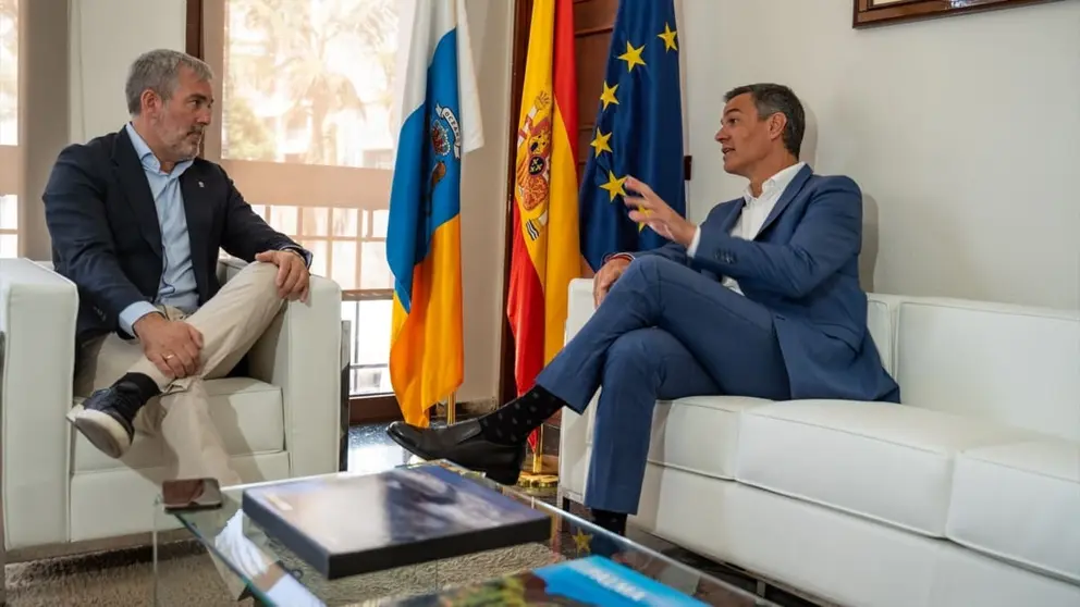 El presidente del Gobierno, Pedro S&aacute;nchez (d), y el presidente de Canarias, Fernando Clavijo