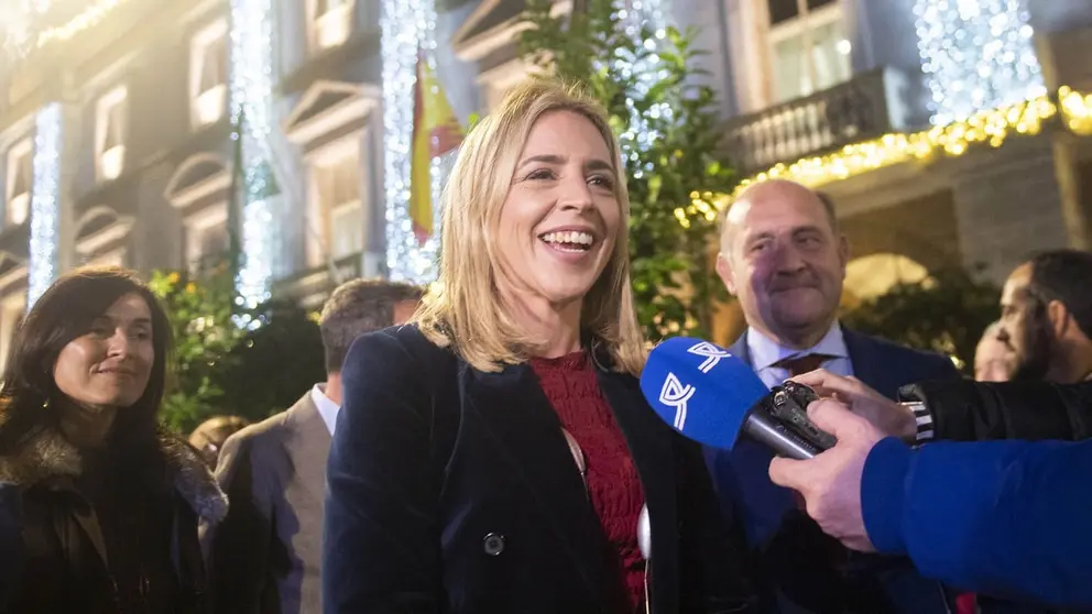 Almudena Mart&iacute;nez atiende a los medios tras el encendido del alumbrado extraordinario