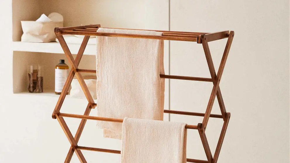 Tendedero vertical plegable de madera de Zara Home