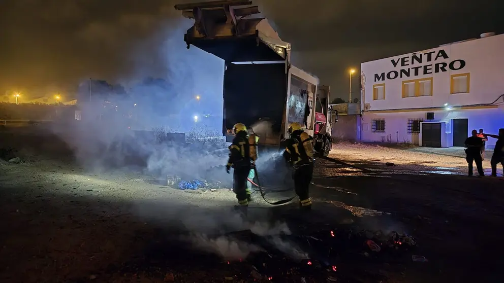 Cami&oacute;n de basura incendiado junto a la Venta Montero | Jes&uacute;s Catal&aacute;n