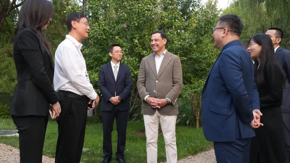 Juanma Moreno, durante su visita a la sede central de la compa&ntilde;&iacute;a Huawei