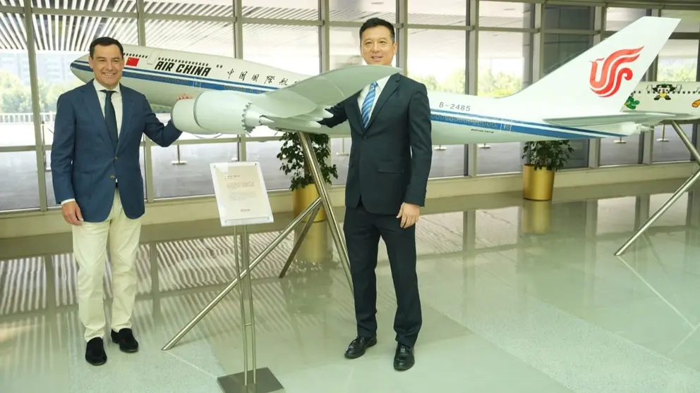 Juanma Moreno negocia un vuelo directo con China desde Andaluc&iacute;a