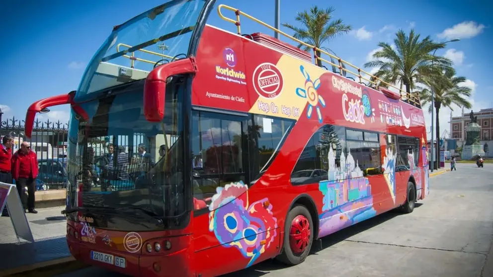 El autob&uacute;s tur&iacute;stico de C&aacute;diz acab&oacute; convertido en una discoteca
