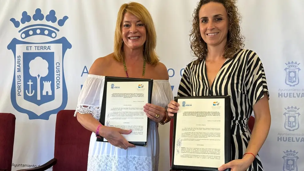 Pilar Miranda, durante la firma de un convenio para reforzar la atenci&oacute;n a la salud mental