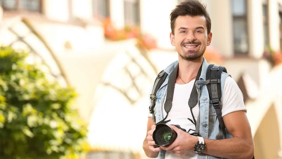 Un turista con una c&aacute;mara de fotos en Jerez