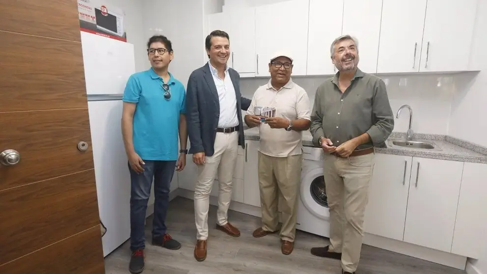 El alcalde de C&oacute;rdoba, Jos&eacute; Mar&iacute;a Bellido, y el presidente de Vimcorsa, Miguel &Aacute;ngel Torrico, asisten al acto de entrega de llaves a los mayores