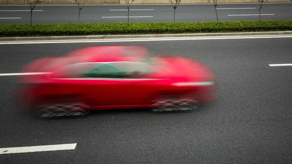 Un coche circulando a gran velocidad