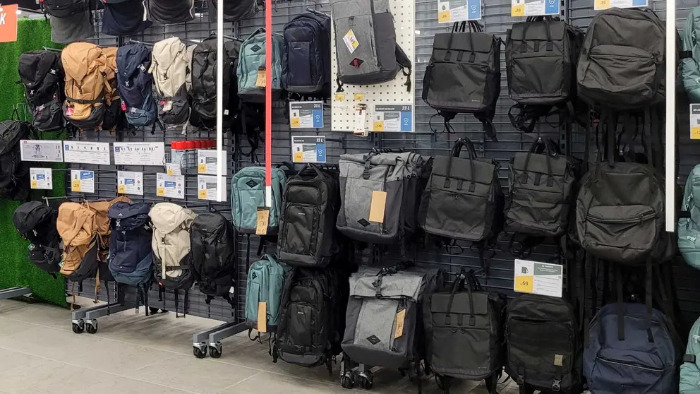 Secci&oacute;n de maletas y mochilas en Decathlon