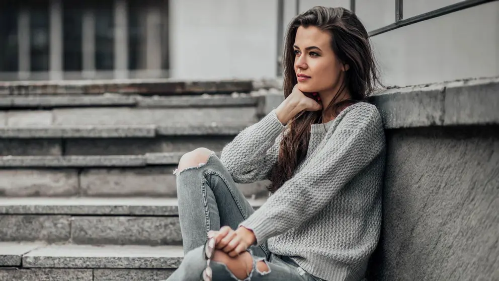 Mujer a la moda con estilo urbano