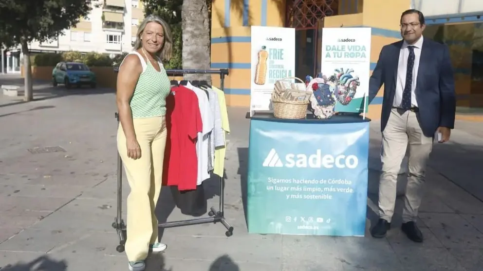 Isabel Alb&aacute;s y Manuel Osuna en la presentaci&oacute;n del nuevo servicio de recogida de Sadeco de textil y aceite usado